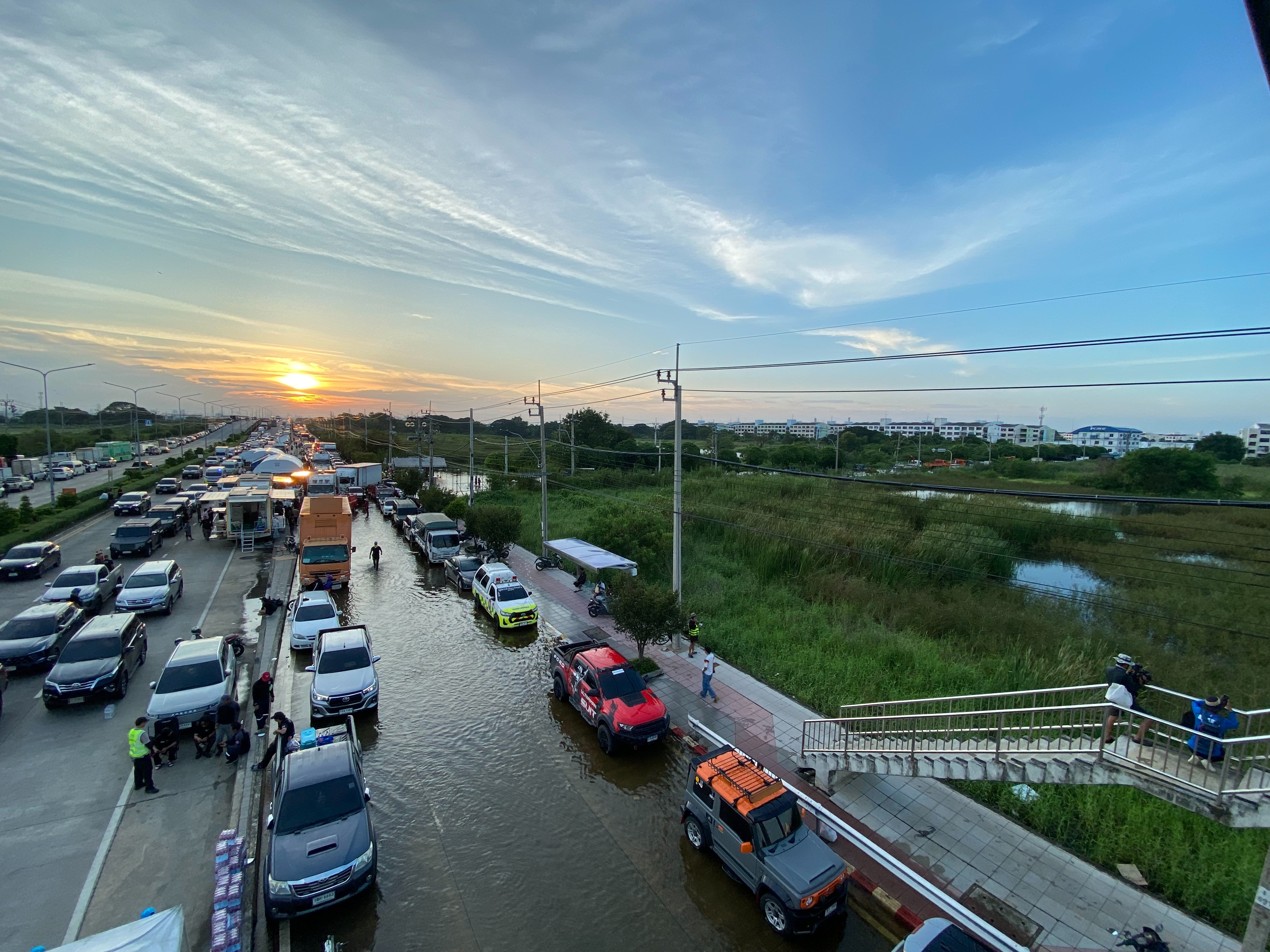 title - ส.ป.ก. ร่วมลงพื้นที่ปฏิบัติการด่วน ติดตามคณะ รัฐมนตรีช่วยว่าการกระทรวงเกษตรและสหกรณ์ ลงพื้นที่นำความช่วยเหลือเข้าสู่ผู้ประสบภัย